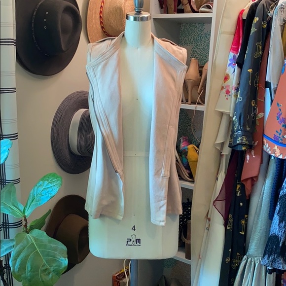 Asymmetrical faux suede zip vest - Picture 4 of 5